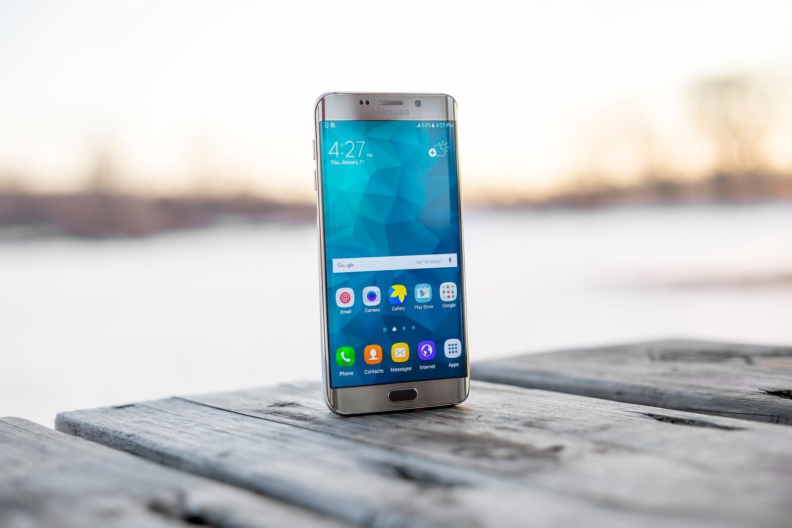 Smartphone in der Hand – Android-Apps außerhalb des Play Stores