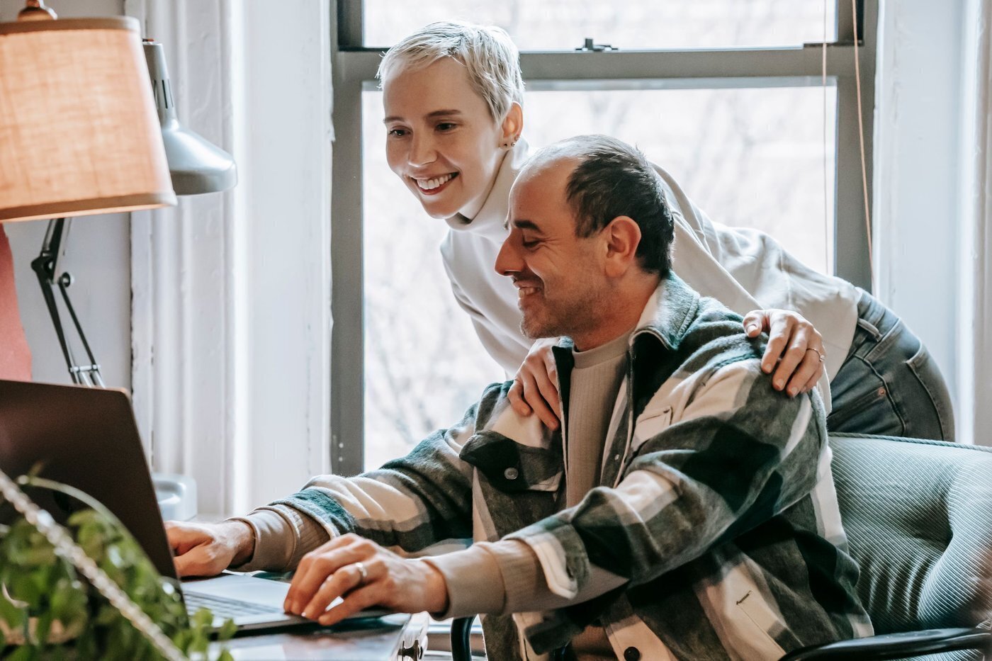Privatperson am Laptop bei IT-Hilfe zu Hause