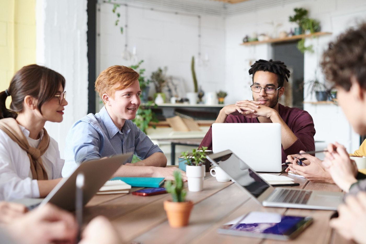 Team-Besprechung zu IT-Themen im Büro