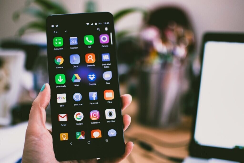 Person mit Smartphone – App-Installation Schritt für Schritt
