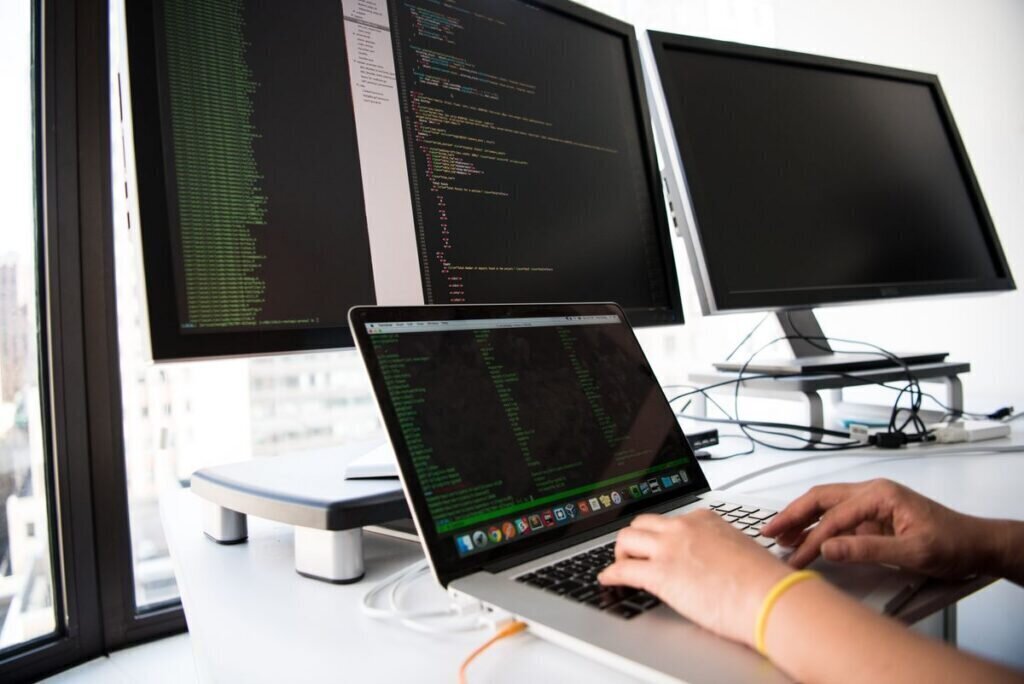 Entwickler am Code-Editor