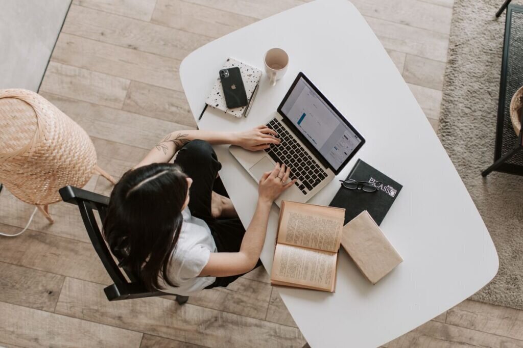 Laptop auf dem Sofa – IT-Hilfe zu Hause